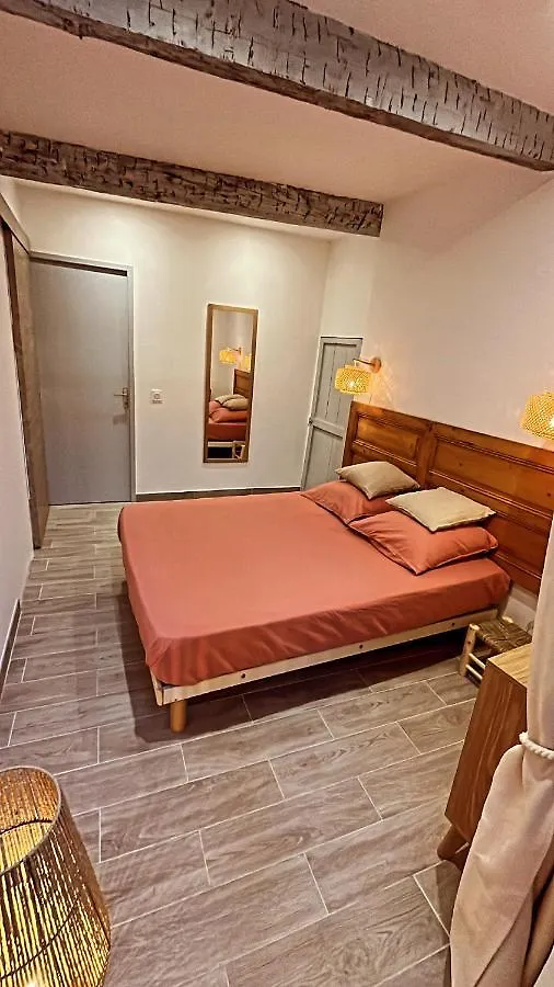 Appartement T2 Centre Village Cucuron 0*,